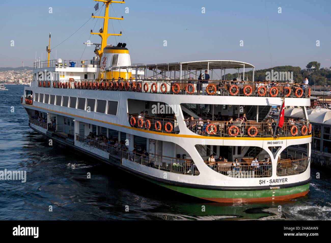 Il traghetto parte dal molo di Istanbul Foto Stock