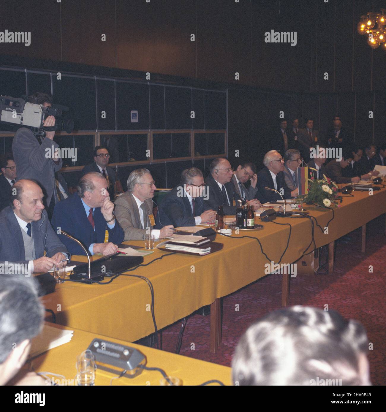 Warszawa 01.1987. Narada Sekretarizy do spraw Miêdzynarodowych i Ideologicznych Komitetów Centralnych bratnich partii komunistycznych, robotniczych i socjalistycznych (22-23.01.1987). NZ. Delegacja z Niemieckiej Republiki Demokratycznej. ka PAP/Tadeusz ZagoŸdziñski Dok³adny dzieñ wydarzenia nieustalony. Varsavia Gennaio 1987. Il dibattito dei segretari per gli affari di intendenza e l'ideologia dei comitati centrali dei partiti comunisti fraternamente, lavoratori e socialisti (22-23 gennaio 1987). Nella foto: La delegazione della Repubblica democratica tedesca ka PAP/Tadeusz Zagozdzinski Event da Foto Stock