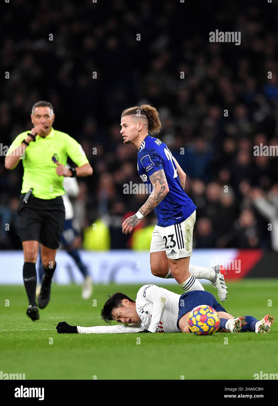 Kalvin Phillips of Leeds United fouls Son Heung-min of Tottenham Hotspur - Tottenham Hotspur v Leeds United, Premier League, Tottenham Hotspur Stadium, Londra, Regno Unito - 21st novembre 2021 solo per uso editoriale - si applicano restrizioni DataCo Foto Stock