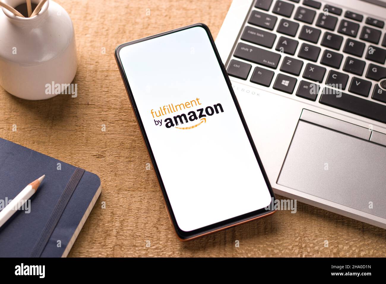 West Bangal, India - 05 dicembre 2021: Logo Amazon Fulfillment sull'immagine stock dello schermo del telefono. Foto Stock