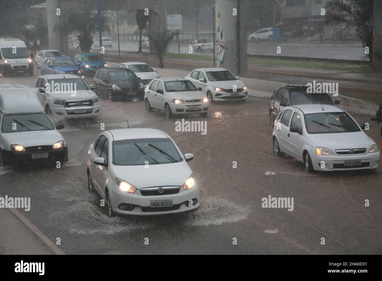 salvador, bahia, brasile - dezembro 9, 2021: Veicoli che viaggiano su un viale allagato a causa di forti piogge nella città di Salvador. Foto Stock