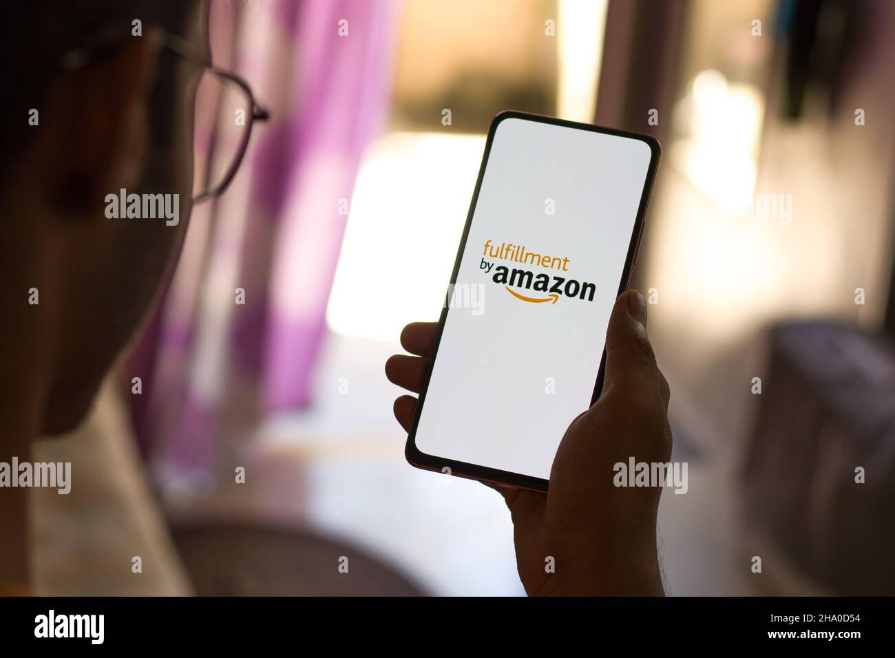 West Bangal, India - 05 dicembre 2021: Logo Amazon Fulfillment sull'immagine stock dello schermo del telefono. Foto Stock