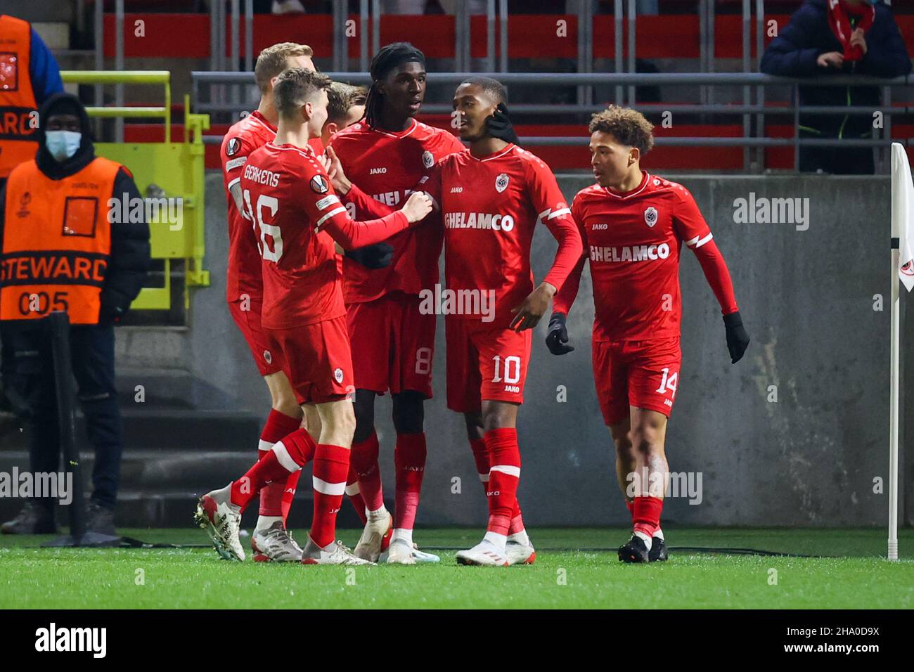 ANVERSA, BELGIO - DICEMBRE 9: Michel Ange Balikwisha del Royal Antwerp FC festeggia dopo aver segnato i suoi lati primo gol con Hedilazio Manuel Benson del Royal Antwerp FC e Pierre Junior Dwomoh del Royal Antwerp FC durante la partita della UEFA Europa League tra il Royal Antwerp FC e Olympiakos Piraeus a De Bosuil 9 dicembre, 2021 a Antwerpen, Belgio (Foto di Herman Dingler/Orange Pictures) Foto Stock