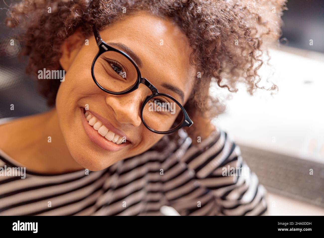 Una donna allegra e multietnica esprime emozioni positive Foto Stock