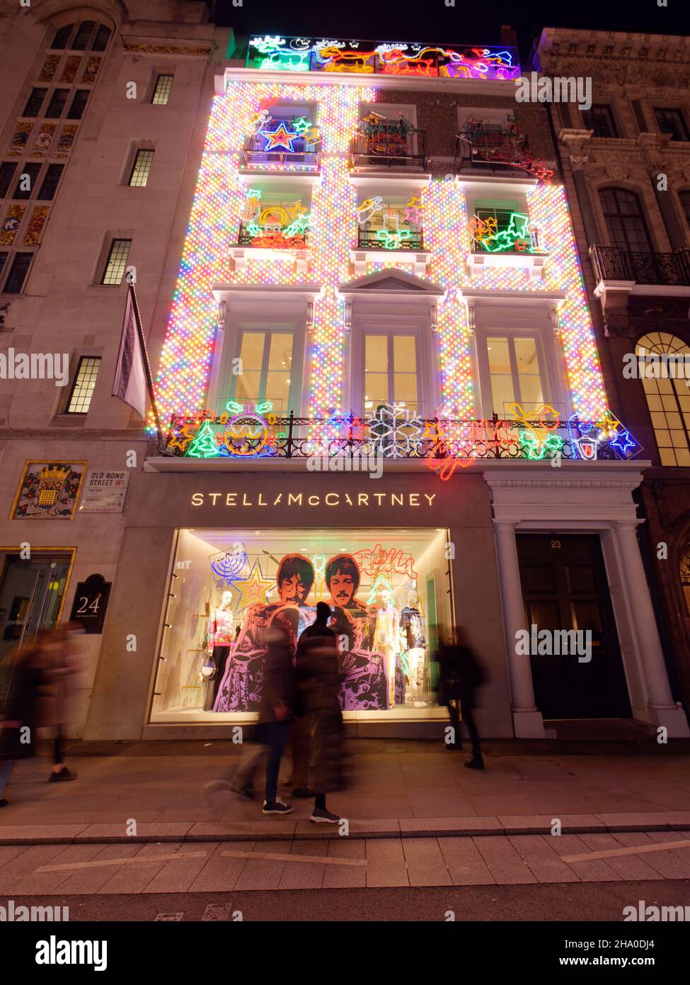 Londra, Greater London, Inghilterra, dicembre 04 2021: Negozio di moda Stella McCartney su Old Bond Street con esposizione di Natale di notte. Foto Stock