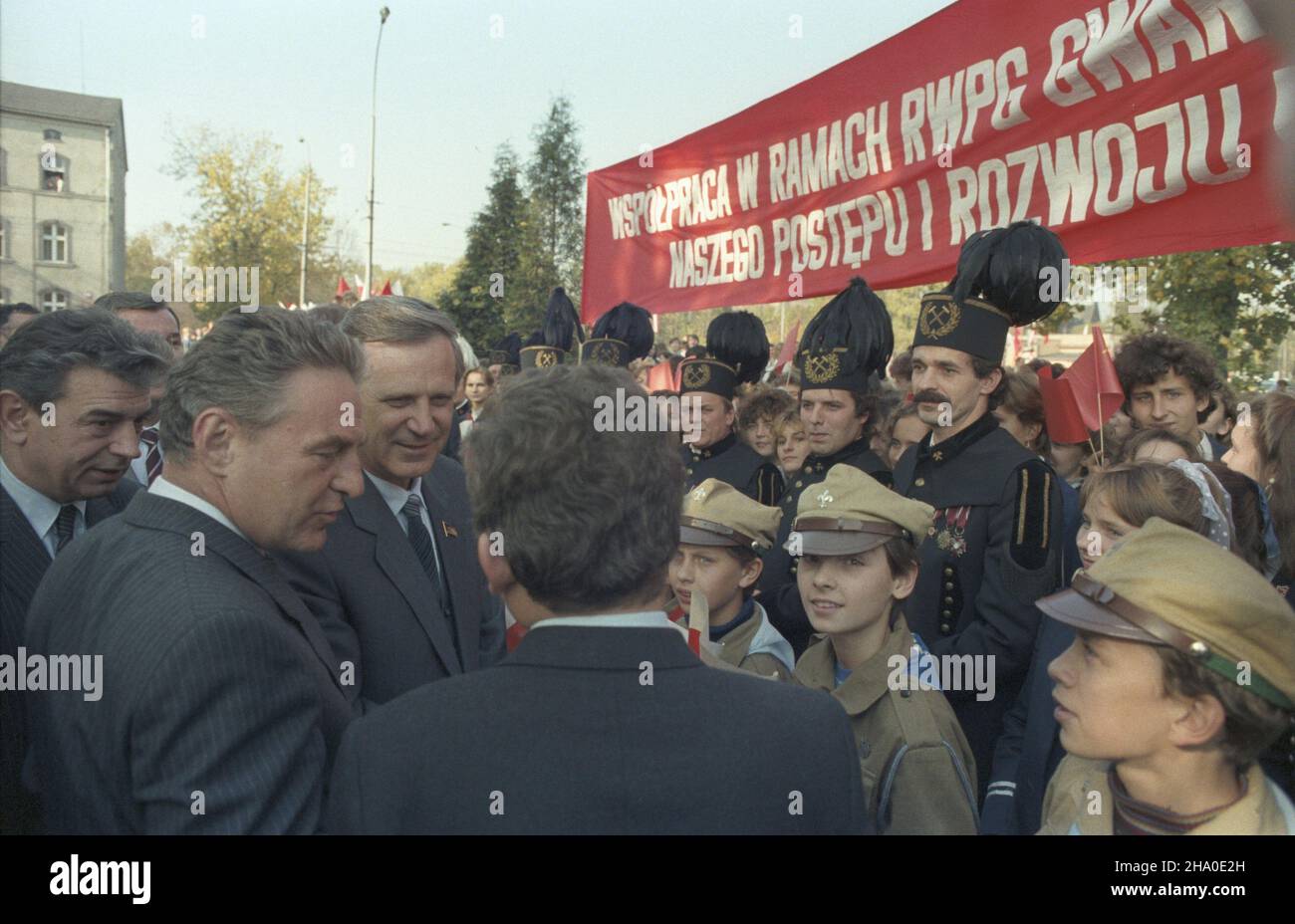 Katowice 14.10.1986. Wizyta premiera Zwi¹zku Radzieckiego Niko³aja Ry¿kowa w Polsce (13-15.10). nz. premier Ry¿kow (3L) witany przez harcerzy i górników. msa PAP/Wojciech Kryñski Katowice, 14 ottobre 1986. Il primo ministro dell'Unione Sovietica Nikolai Ryzhkov effettua una visita in Polonia (13-15 ottobre). Nella foto: Nikolai Ryzhkov (3L) salutato da scouts e minatori. msa PAP/Wojciech Krynski Foto Stock