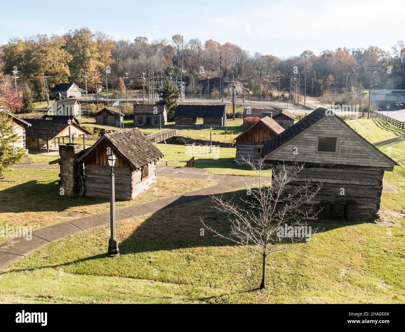 Old Bardstown Village, una collezione di strutture di tronchi che formano un insediamento coloniale lungo la via dei musei di Bardstown. Bardstown, Kentucky Foto Stock