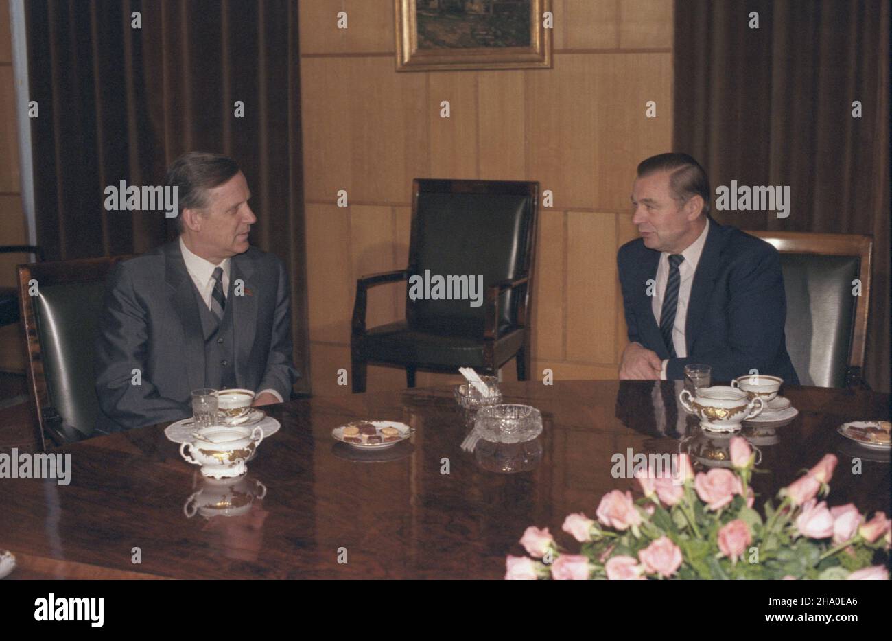 Warszawa 13.10.1986. Wizyta premiera Zwi¹zku Radzieckiego Niko³aja Ry¿kowa w Polsce (13-15.10). NZ. Rozmowy Ry¿kowa (L) z premierem rz¹du PRL Zbigniewem Messnerem (P) w Urzêdzie Rady Ministrów. msa PAP/Wojciech Kryñski Varsavia, 13 ottobre 1986. Il primo ministro dell'Unione Sovietica Nikolai Ryzhkov effettua una visita in Polonia (13-15 ottobre). Nella foto: Ryzhkov (L) durante i colloqui con il primo Ministro della Repubblica popolare di Polonia Zbigniew Messner (R) presso l'Ufficio del Consiglio dei ministri. msa PAP/Wojciech Krynski Foto Stock