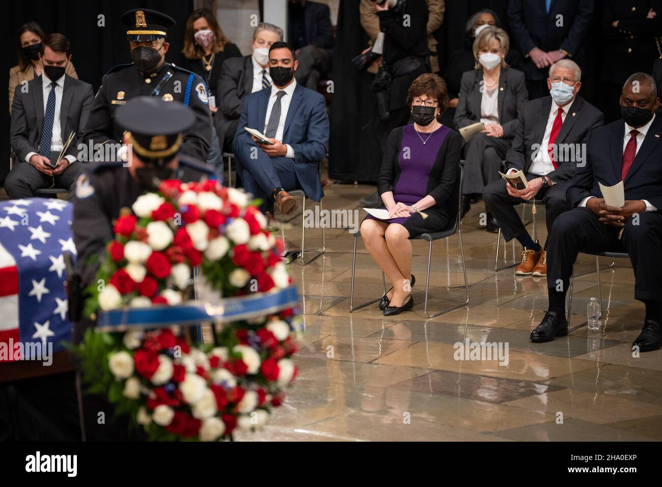 Washington, Stati Uniti. 09th Dic 2021. Il senatore Susan Collins (R-ME), il centro, il senatore Cindy Hyde-Smith (R-MS), il senatore Roger Wicker (R-MS) e il segretario alla difesa Lloyd Austin pagano i loro rispetti all'ex senatore Robert J. Dole (R-KS) mentre si trova nella rotonda del Campidoglio degli Stati Uniti a Washington, DC giovedì 9 dicembre 2021. (Foto di Sarahbeth Maney/Pool/Sipa USA) Credit: Sipa USA/Alamy Live News Foto Stock
