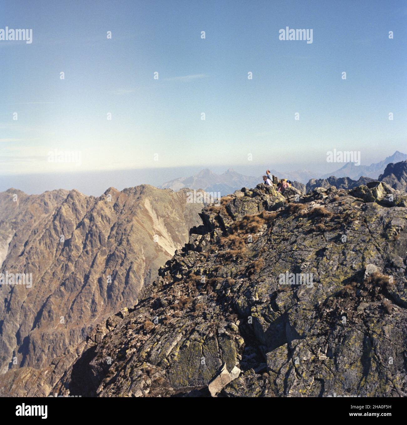 Polska 10.1986. Tatry Wysokie. NZ. widok ze Œwinicy na passo Granatów, czêœci trasy Orlej Perci. W tle widoczne Tatry Bielskie (dwa szczyty). msa PAP/Stanis³aw Momot Dok³adny dzieñ wydarzenia nieustalony. Polonia ottobre 1986. Le alte montagne Tatra. Nella foto: Una vista dal Monte Swinica della catena Granaty, una parte della rotta Orla PERC. Sullo sfondo i Monti Bielskie Tatra (due cime). msa PAP/Stanislaw Momot giorno evento sconosciuto Foto Stock