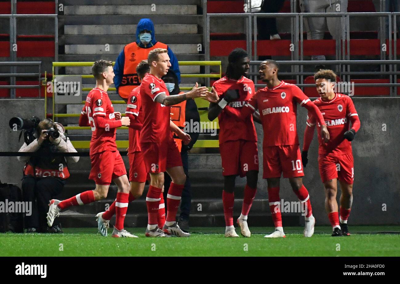 Calcio - Europa League - Gruppo D - Royal Antwerp / Olympiacos -  Bosuilstadion, Anversa, Belgio - 9 dicembre 2021 Michel-Ange Balikwisha di  Royal Antwerp celebra il suo primo gol con i