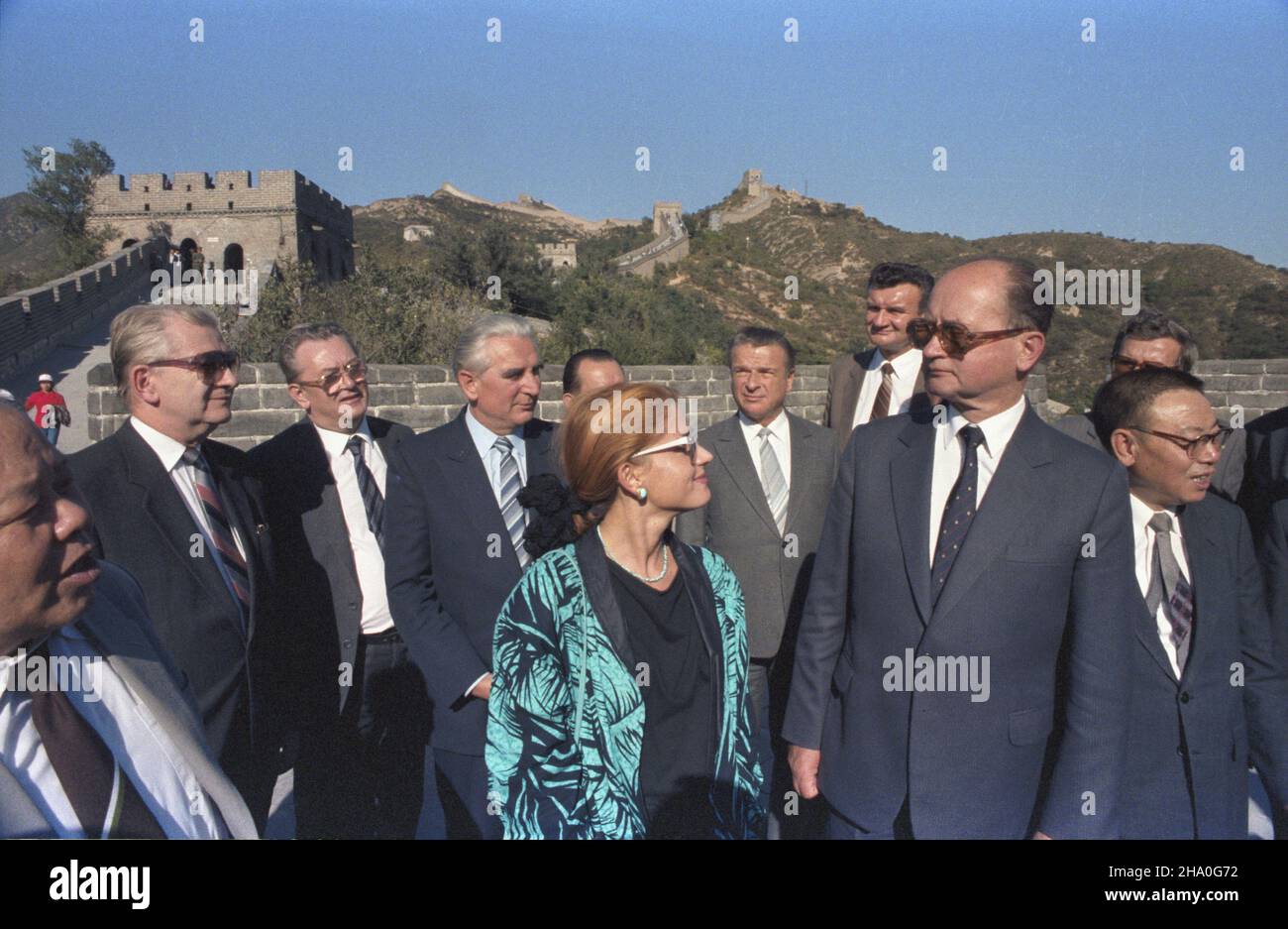 Chiny Badling 29.09.1986. Wizyta i sekretarza KC PZPR i przewodnicz¹cego Rady Pañstwa genera³a Wojciecha Jaruzelskiego w Chiñskiej Republice Ludowo Demokratycznej (28-30.09). NZ. m.in. Wojciech Jaruzelski (2P), jego córka Monika, ministro spraw wewnêtrznych Czes³aw Kiszczak (4P), sekretarz KC PZPR Józef Czyrek (4L) zwiedzaj¹ Wielki Mur Chiñski. msa PAP/Jan Morek Cina Badling 29 settembre 1986. Il primo segretario del Comitato Centrale del Partito dei lavoratori Uniti (KC PZPR) e il presidente del Consiglio di Stato generale Wojciech Jaruzelski visitano la Repubblica democratica popolare cinese (. Foto Stock