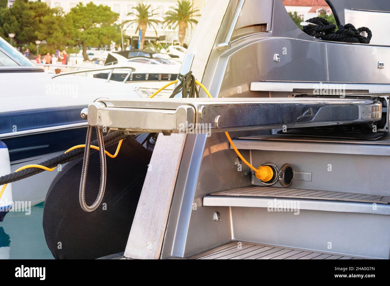 Prese elettriche per la ricarica di imbarcazioni su sfondo marino. Batteria elettrica per caricare le navi nel porto al tramonto in Croazia. Vista orizzontale. Foto Stock