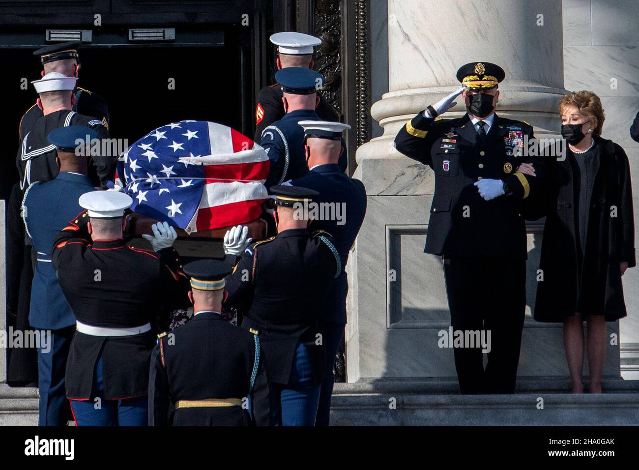 Elizabeth Dole, a destra, guarda come un team militare di pallbearer di servizi congiunti muove la scrigno di suo marito, ex senatore degli Stati Uniti Bob Dole (repubblicano del Kansas) su i passi del fronte orientale del Campidoglio degli Stati Uniti a Washington, DC, Giovedi, 9 dicembre 2021, Dove si trova in stato nella Rotunda. Credit: Rod Lammey/CNP /MediaPunch Foto Stock