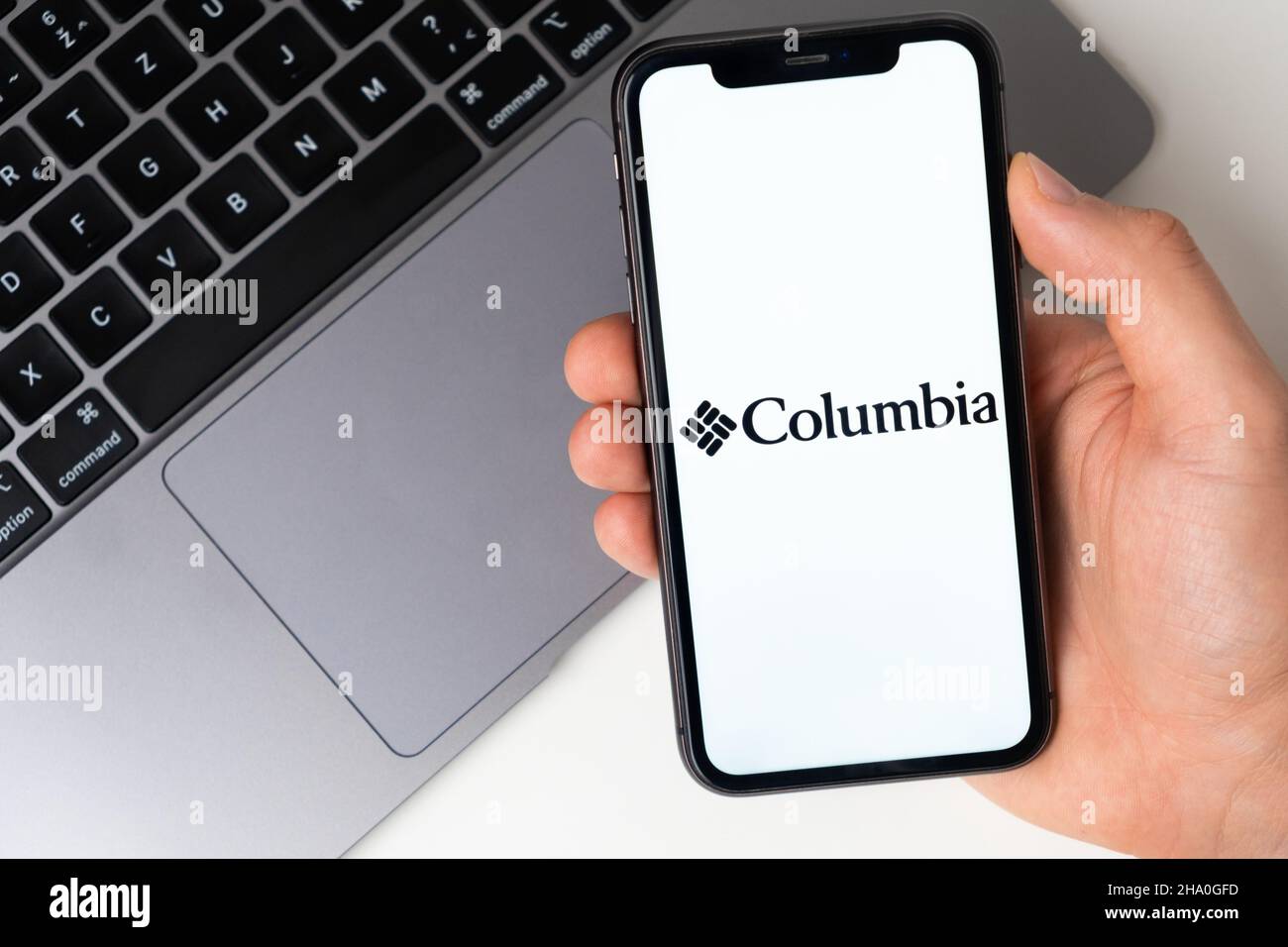 Domanda Columbia per l'acquisto di abiti, scarpe e accessori online.  Shopping online con un cellulare o un portatile Novembre 2021, San  Francisco, USA Foto stock - Alamy