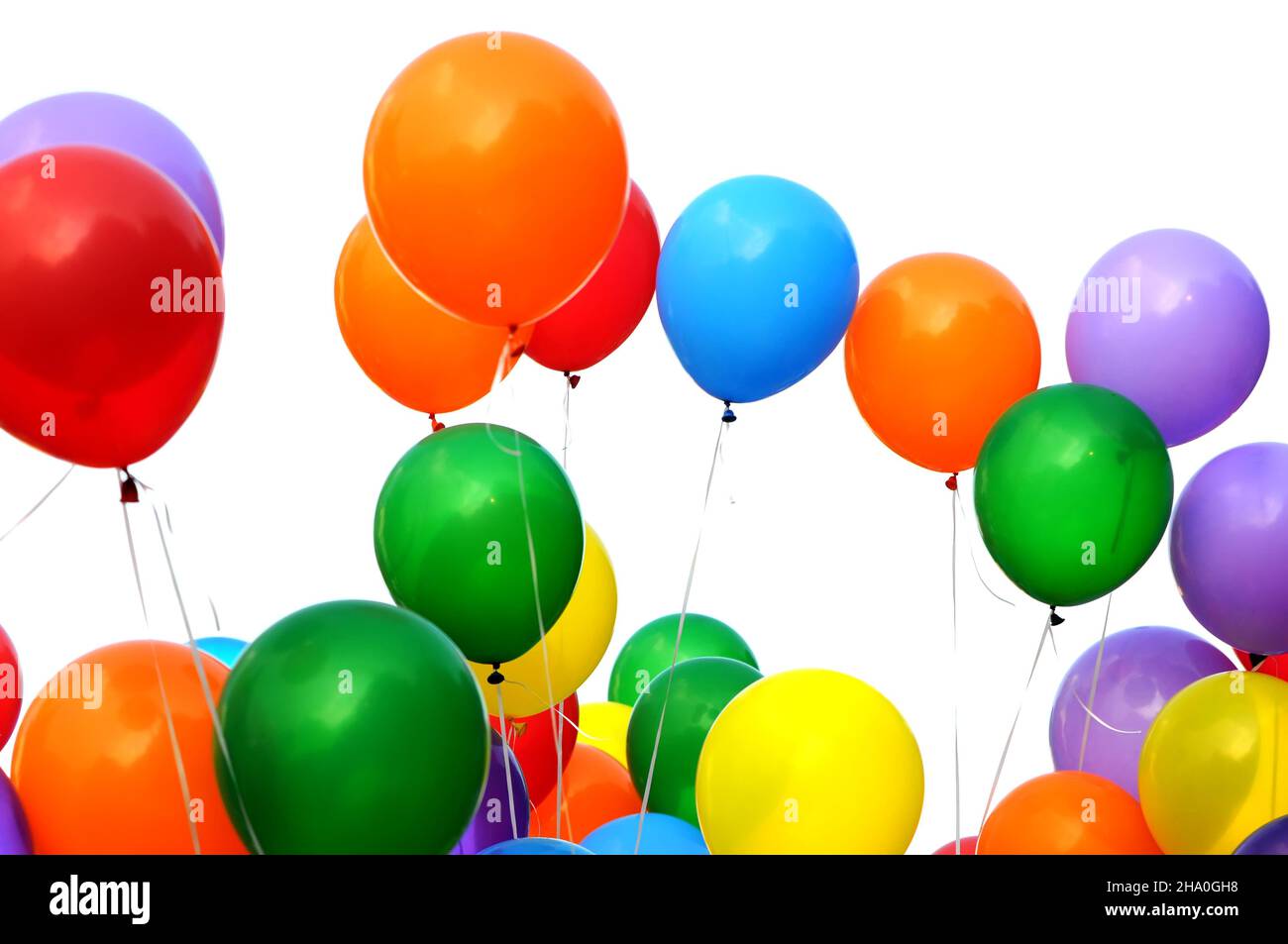 mazzo di palloncini multicolore nel festival della città, isolato su bianco Foto Stock