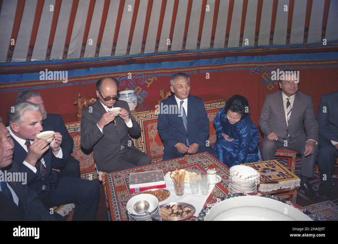 Mongolia U³an Bator 22.09.1986. Wizyta i sekretarza KC PZPR i przewodnicz¹cego Rady Pañstwa genera³a Wojciecha Jaruzelskiego w Mongolskiej Republice Ludowej (22-24.09). Spotkanie w jurcie i czêstowanie tradycyjnym napojem mongolskim, kumysem. m.in.: sekretarz KC PZPR Józef Czyrek (1L), Wojciech Jaruzelski (2L), sekretarz generalny Mongolskiej Partii Ludowo Rewolucyjnej D¿ambyn Batmunch (3P), ministro spraw wewnêtrznych Czes³aw Kiszczak (1P) Mongolia, Ulan Bator 22 settembre 1986. Primo segretario del Comitato Centrale del Partito dei lavoratori Uniti (KC PZPR) e Foto Stock