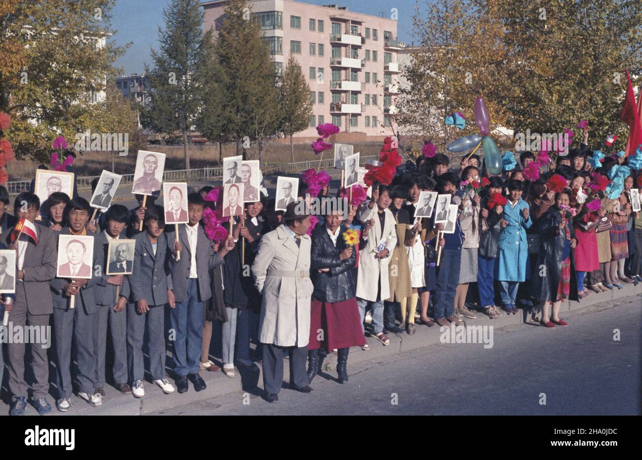 Mongolia U³an Bator 22.09.1986. Wizyta i sekretarza KC PZPR i przewodnicz¹cego Rady Pañstwa genera³a Wojciecha Jaruzelskiego w Mongolskiej Republice Ludowej (22-24.09). NZ. mieszkañcy U³an Bator w oczekiwaniu na przejazd polskiej delegacji, z portretami przywódców komunistycznych. msa PAP/Jan Morek Mongolia, Ulan Bator 22 settembre 1986. Il primo segretario del Comitato Centrale del Partito dei lavoratori Unite (KC PZPR) e il presidente del Consiglio di Stato generale Wojciech Jaruzelski visitano la Repubblica popolare della Mongolia. (Dal 22 al 24 settembre). Nella foto: Ulan Bator residenti, tenendo foto Foto Stock