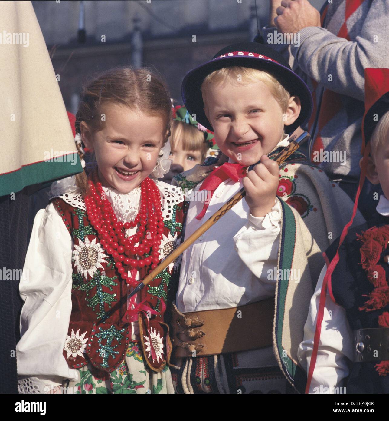 Kraków 19.09.1986. 14. Targi Sztuki Ludowej (19-21.09). NZ. Wianek Krakowski - impreza folklorystyczna dla dzieci, która tradycyjnie inaugurowa³a festyn. msa PAP/Jerzy Ochoñski Cracovia 19 Settembre 1986. 14° Fiera dell'Arte Folkloristica (settembre 19-21). Nella foto: Cracow Garland - evento folk per bambini che inaugura tradizionalmente la fiera. msa PAP/Jerzy Ochonski Foto Stock