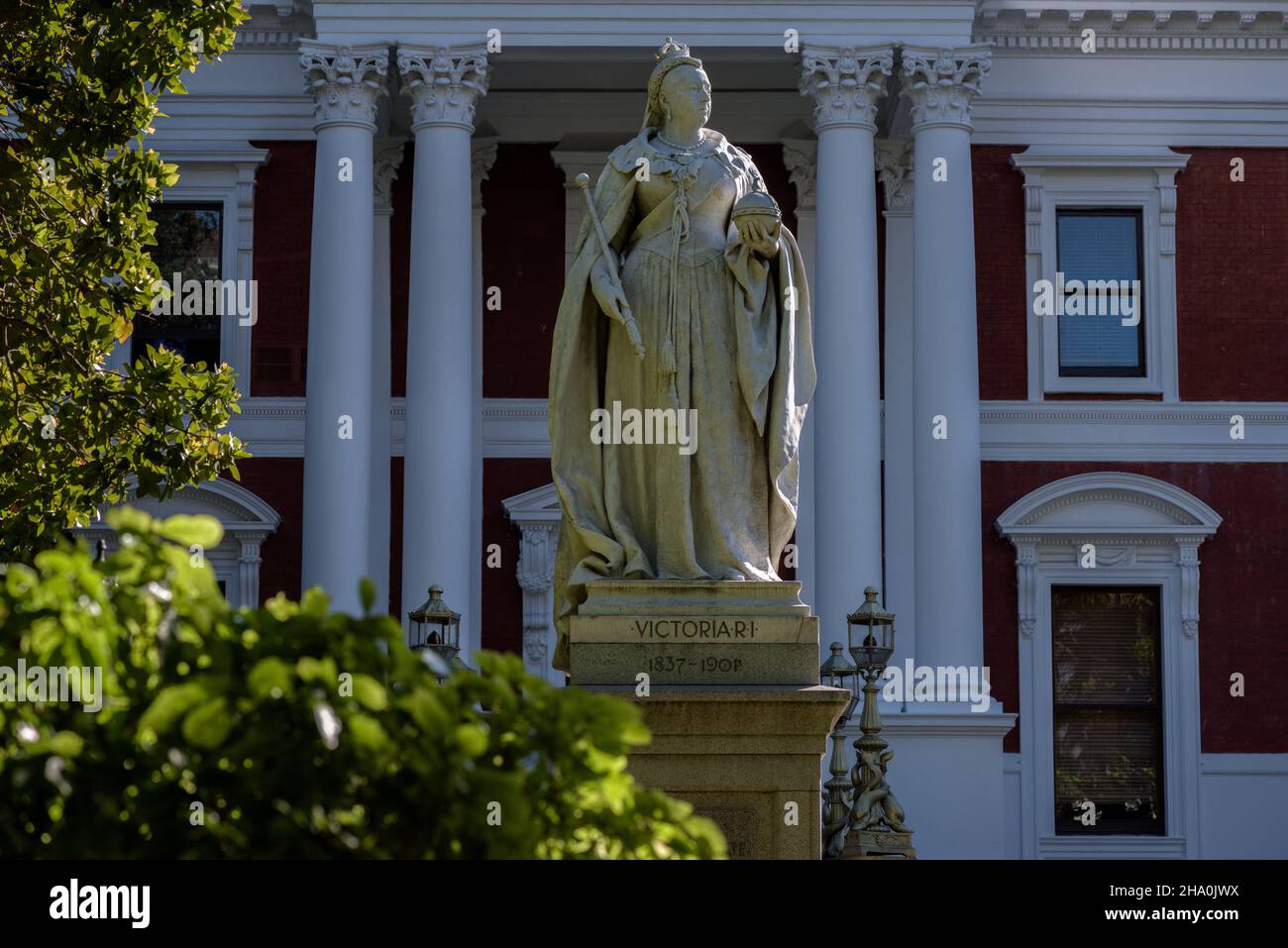 Una statua che celebra gli eccessi coloniali della Regina Vittoria i della Gran Bretagna, conserva l'orgoglio di posto nel distretto post-coloniale del governo di Città del Capo Sud Africa Foto Stock