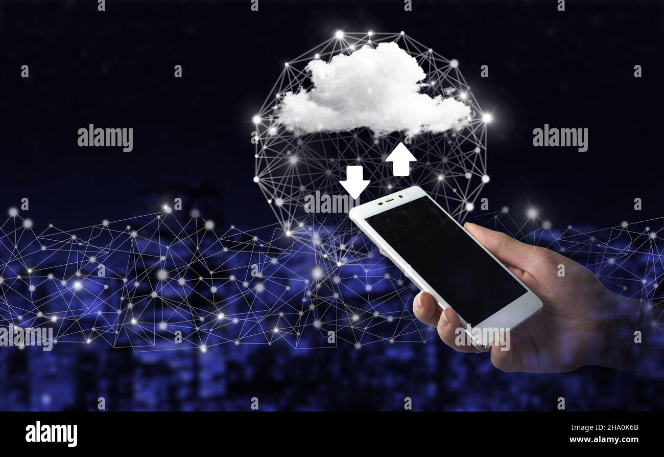 Tecnologia cloud astratta digitale. Rete di comunicazione. Smartphone bianco portatile con hologram cloud digitale, download, data sign su City Dark blu Foto Stock