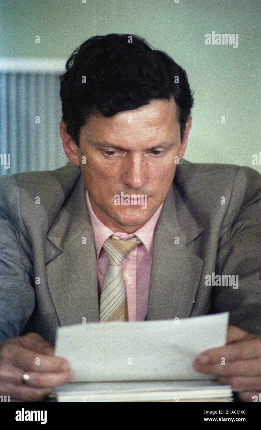 Warszawa 24.07.1986. Cz³onek Biura Politycznego KC PZPR Zbigniew Murañski na II Plenum Komitetu Centralnego Polskiej Zjednoczonej Partii Robotniczej (KC PZPR). msa PAP/Grzegorz Rogiñski Varsavia, 24 luglio 1986. Membro dell'Ufficio politico del Comitato Centrale del Partito dei lavoratori Uniti polacco Zbigniew Muranski alla seconda sessione plenaria del Comitato Centrale del Partito dei lavoratori Uniti polacco msa PAP/Grzegorz Roginski Foto Stock