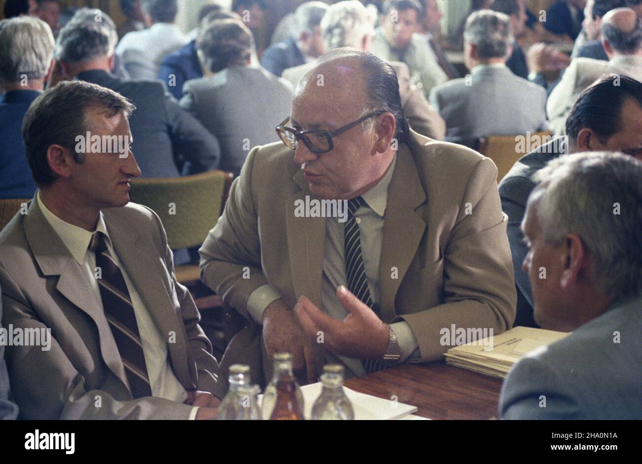 Warszawa 24.07.1986. II Plenum Komitetu Centralnego Polskiej Zjednoczonej Partii Robotniczej (KC PZPR). NZ. m.in. Sakretarz KC PZPR Stanis³aw Ciosek (2L). msa PAP/Grzegorz Rogiñski Varsavia, 24 luglio 1986. Seconda sessione plenaria del Comitato centrale del Partito dei lavoratori Uniti polacco. Nella foto, tra gli altri, il segretario del Comitato Centrale del Partito dei lavoratori Uniti di Polonia Stanislaw Ciosek (2L), msa PAP/Grzegorz Roginski Foto Stock