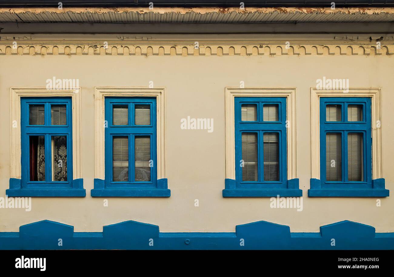Vista esterna di una casa con finestre quadrate blu incorniciate Foto Stock