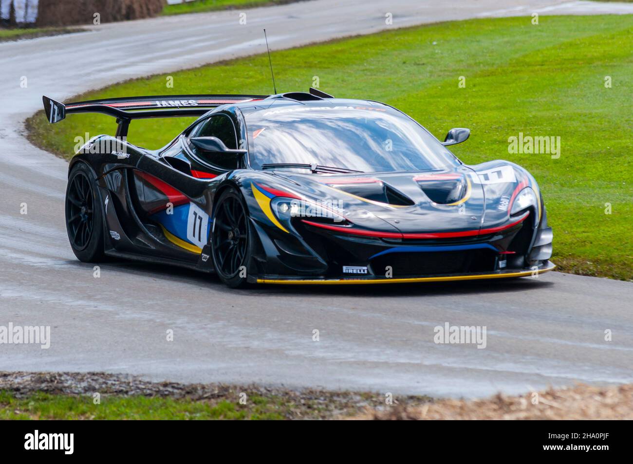 McLaren P1 GTR guidando su la salita al Goodwood Festival of Speed 2016. Eventi motoristici e automobilistici Foto Stock