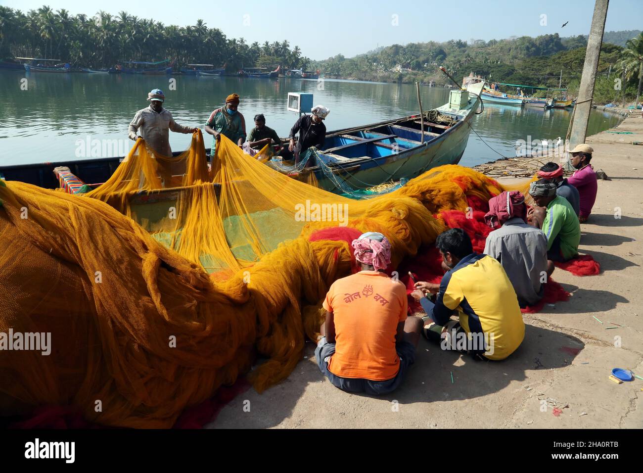 Pescatori in attesa di cucire banchetti in attesa di covid restrizioni Foto Stock