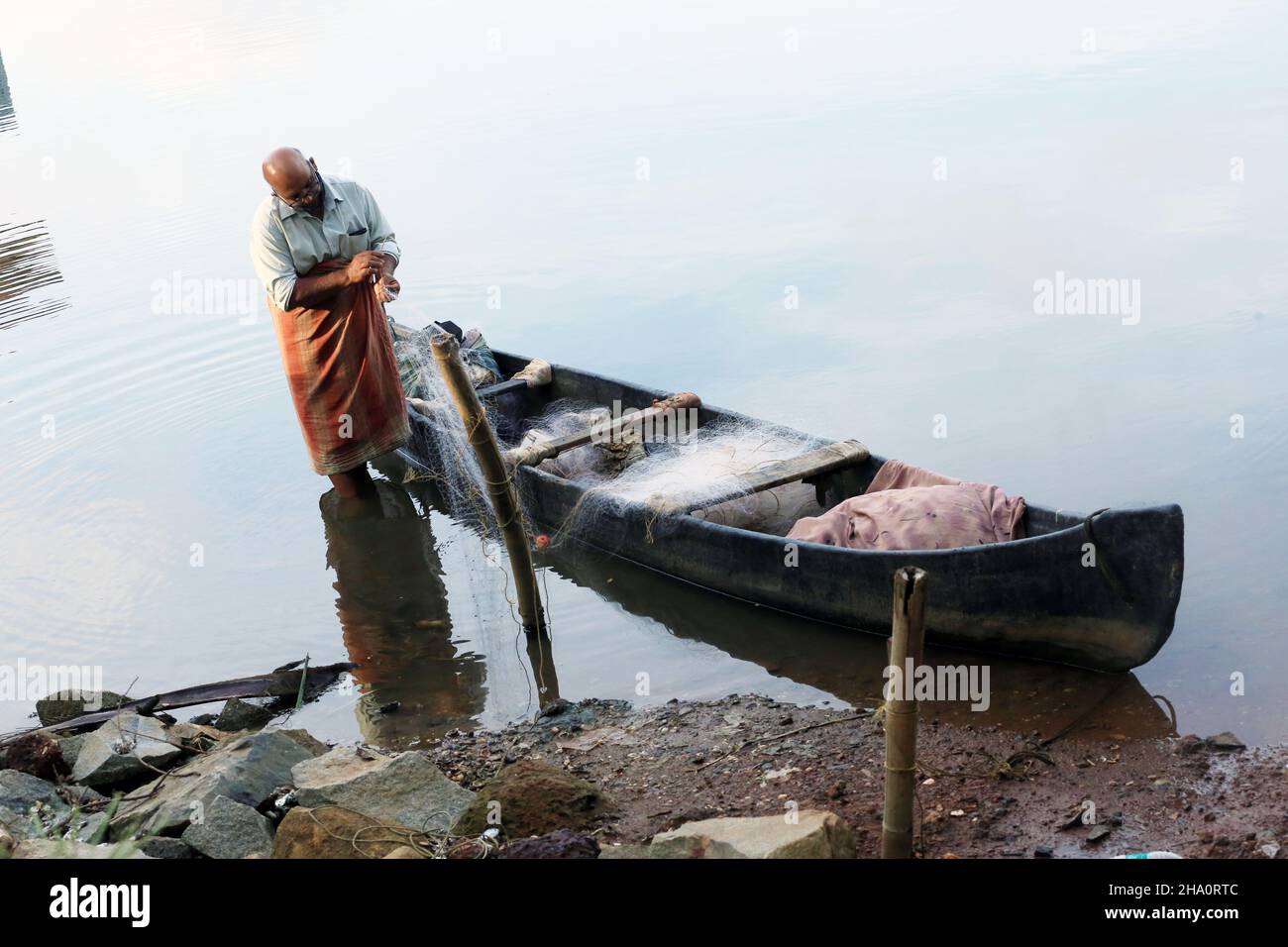 Pescatori in attesa di cucire banchetti in attesa di covid restrizioni Foto Stock