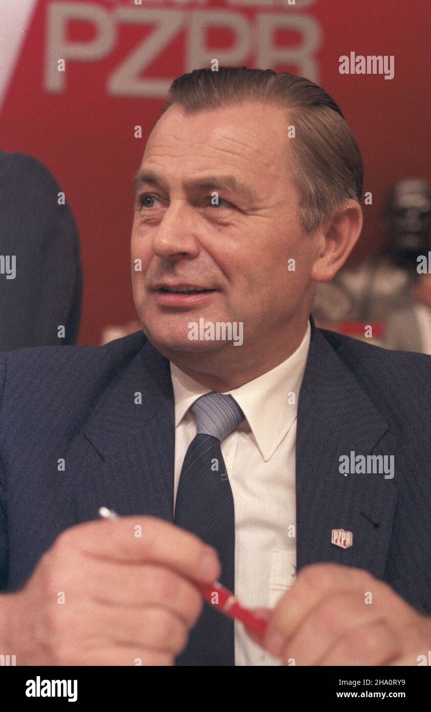 Warszawa 29.06.1986. X Zjazd Polskiej Zjednoczonej Partii Robotniczej (PZPR) w sali Kongressowej Pa³acu Kultury i Nauki (29.06.-3.07.1986). NZ. premier PRL Zbigniew Messner. msa PAP/Tadeusz ZagoŸdziñski Varsavia, 29 giugno 1986. 10° Congresso del Partito operaio Unito polacco presso la Sala Congressi del Palazzo della Cultura e della Scienza (dal 29 giugno al 3 luglio 1986). Nella foto: Primo Ministro della Repubblica popolare di Polonia Zbigniew Messner. msa PAP/Tadeusz Zagozdzinski Foto Stock