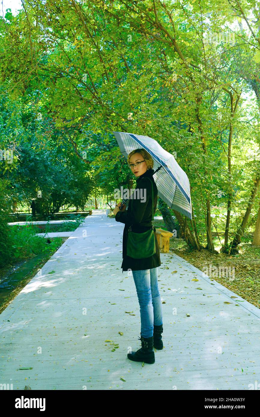Bella ragazza asiatica con ombrello Foto Stock
