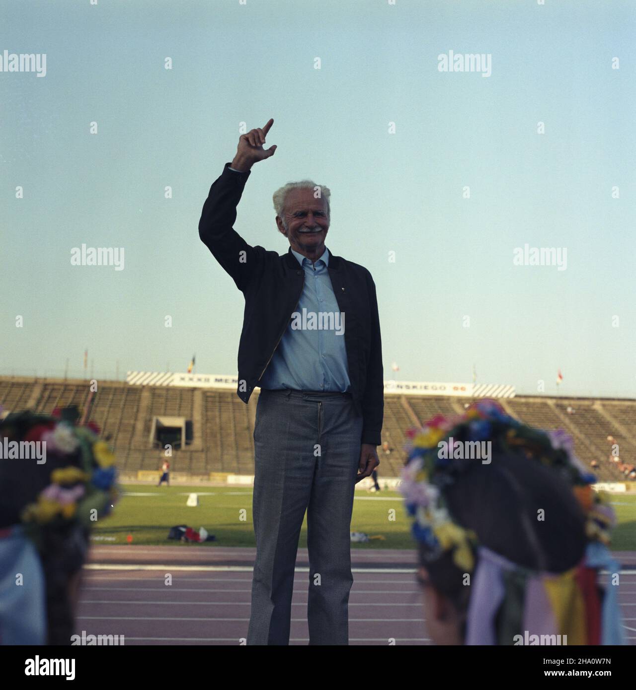 Warszawa 17.06.1986. 32 Miêdzynarodowy Memoria³ Janusza Kusociñskiego na stadionie klubu sportowego Skra Warszawa. NZ. Jan Mulak podczas wrêczania nagrotty im. Janusza Kusociñskiego. msa PAP/Leszek Fidusiewicz Varsavia, 17 giugno 1986. Il 32° Janusz Kusocinski Memorial Track Events presso lo stadio del club sportivo Skra Warszawa. Nella foto: Jan Mulak durante la presentazione dei premi Janusz Kusocinski. msa PAP/Leszek Fidusiewicz Foto Stock