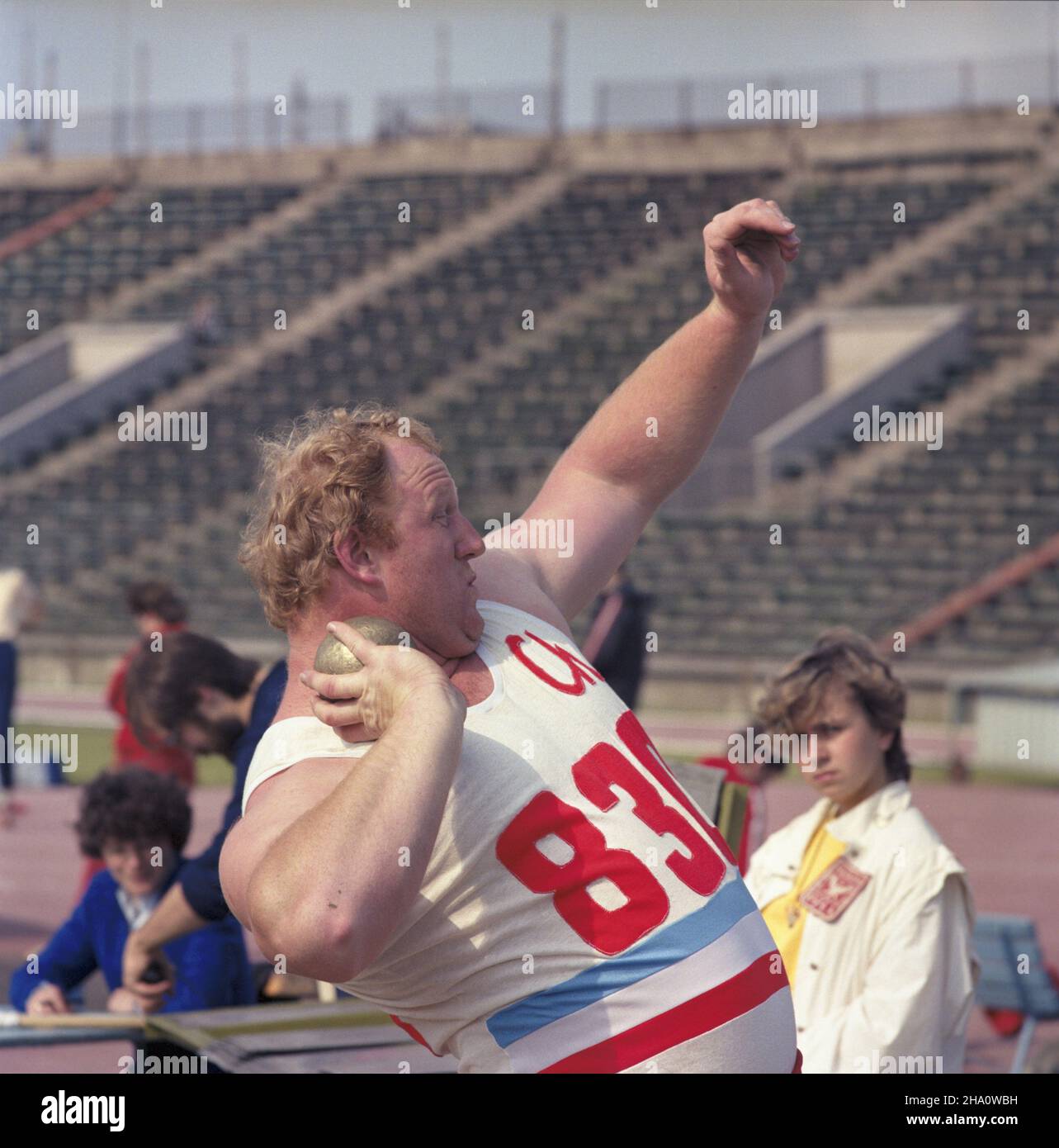 Warszawa 17.06.1986. 32 Miêdzynarodowy Memoria³ Janusza Kusociñskiego na stadionie klubu sportowego Skra Warszawa. NZ. Kulomiot Helmut Kriger. msa PAP/Leszek Fidusiewicz Varsavia, 17 giugno 1986. Il 32° Janusz Kusocinski Memorial Track Events presso lo stadio del club sportivo Skra Warszawa. Nella foto: Colpo-putter Helmut Kriger. msa PAP/Leszek Fidusiewicz Foto Stock