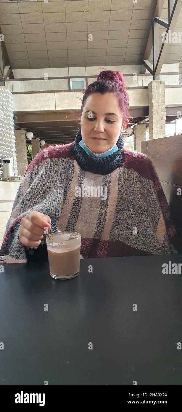 Giovane donna graziosa di bere il caffè Foto Stock