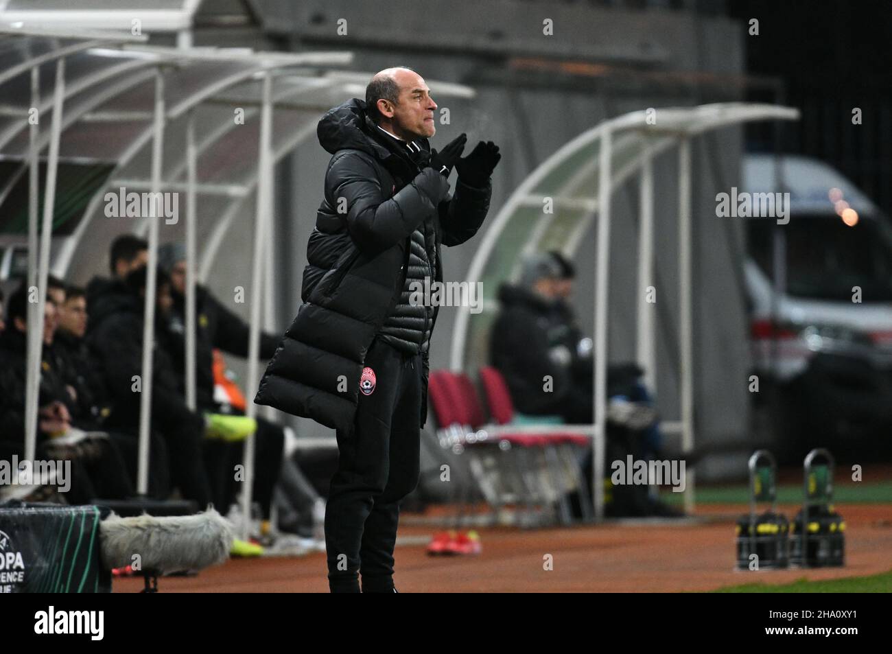 Zaporizhzhia, Ucraina. 09th Dic 2021. ZAPORIZHZHIA, UCRAINA - 9 DICEMBRE 2021 - allenatore capo del FC Zorya Luhansk Viktor Skrypnyk rimane in disparte durante il 2021/2022 UEFA Europa Conference League Matchday 6 gioco di gruppo C contro FK Bodo/Glimt alla Slavutych Arena, Zaporizhzhzhia, Ucraina sudorientale. Credit: Ukrinform/Alamy Live News Foto Stock
