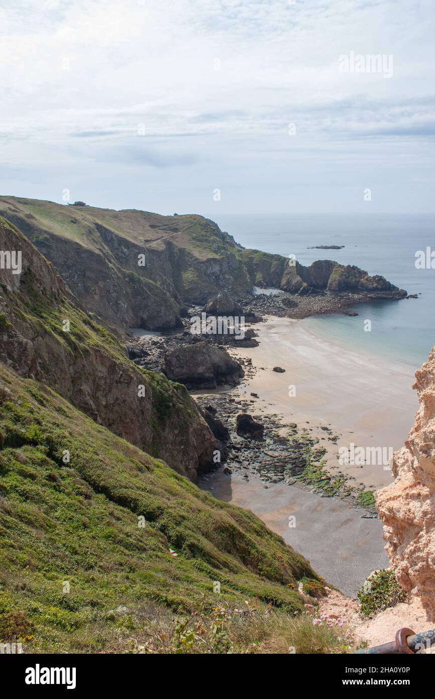 La Grande Greve Bay e vista delle scogliere di Sark da la Coupée, Sark, Isole del canale Foto Stock