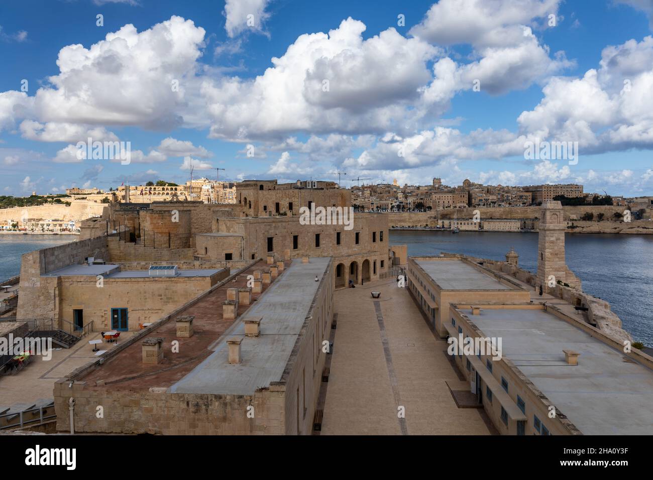 Edifici all'interno di Fort Sant'Angelo un forte a Birgu, Malta, Europa. Un punto di riferimento storico, patrimonio dell'umanità dell'UNESCO. Foto Stock