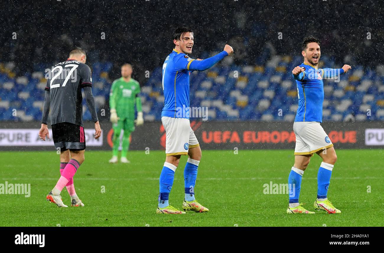 Timothy Castagne di Leicester City (a sinistra) appare abbattuto come Eljif Elmas di Napoli (al centro) e Dries Mertens celebra la vittoria dopo la partita della UEFA Europa League, Gruppo C allo Stadio Diego Armando Maradona di Napoli. Data immagine: Giovedì 9 dicembre 2021. Foto Stock