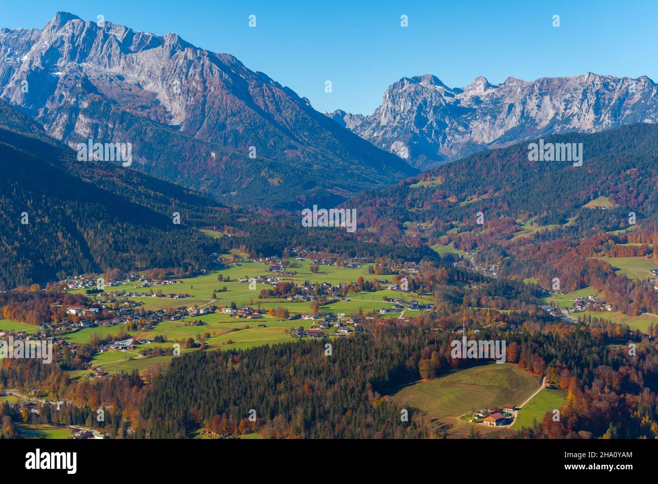 Veduta aerea di Berchtesgaden dall'altitudine della stazione centrale di Obersalzbergbahn, Berchtesgaden, alta Baviera, Germania meridionale, Europa Foto Stock