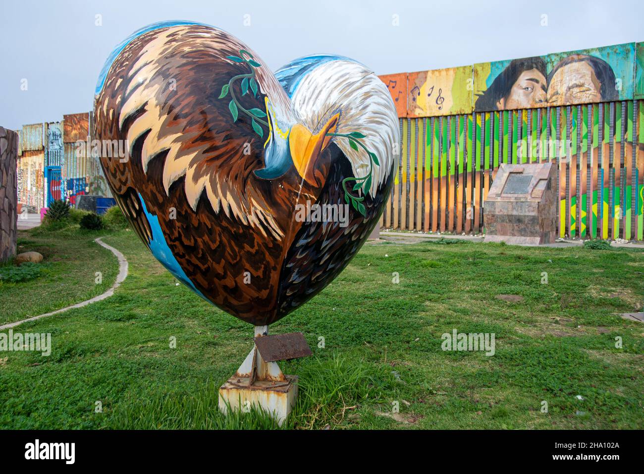 Una sezione del Muro che separa gli Stati Uniti dal Messico. La vista/angolo è dal lato messicano del muro. Foto Stock