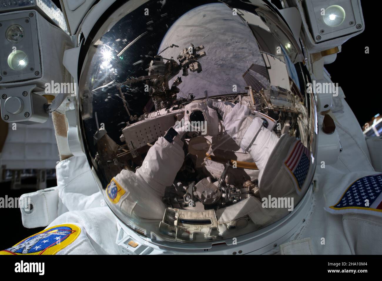 Stazione spaziale Internazionale, Earth Orbit. 02 dicembre 2021. L'astronauta della NASA Kayla Barron prende un selfie che si riflette nella visiera del casco durante un'area spaziale fuori dalla Stazione spaziale Internazionale, 2 dicembre 2021 in Earth Orbit. Credit: Kayla Barron/NASA/Alamy Live News Foto Stock