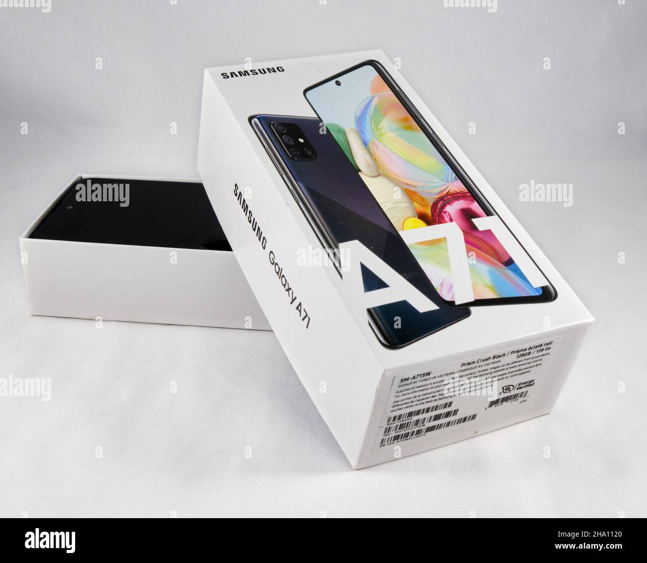 Open box, con cellulare in esso, di un telefono Samsung A71 Foto Stock