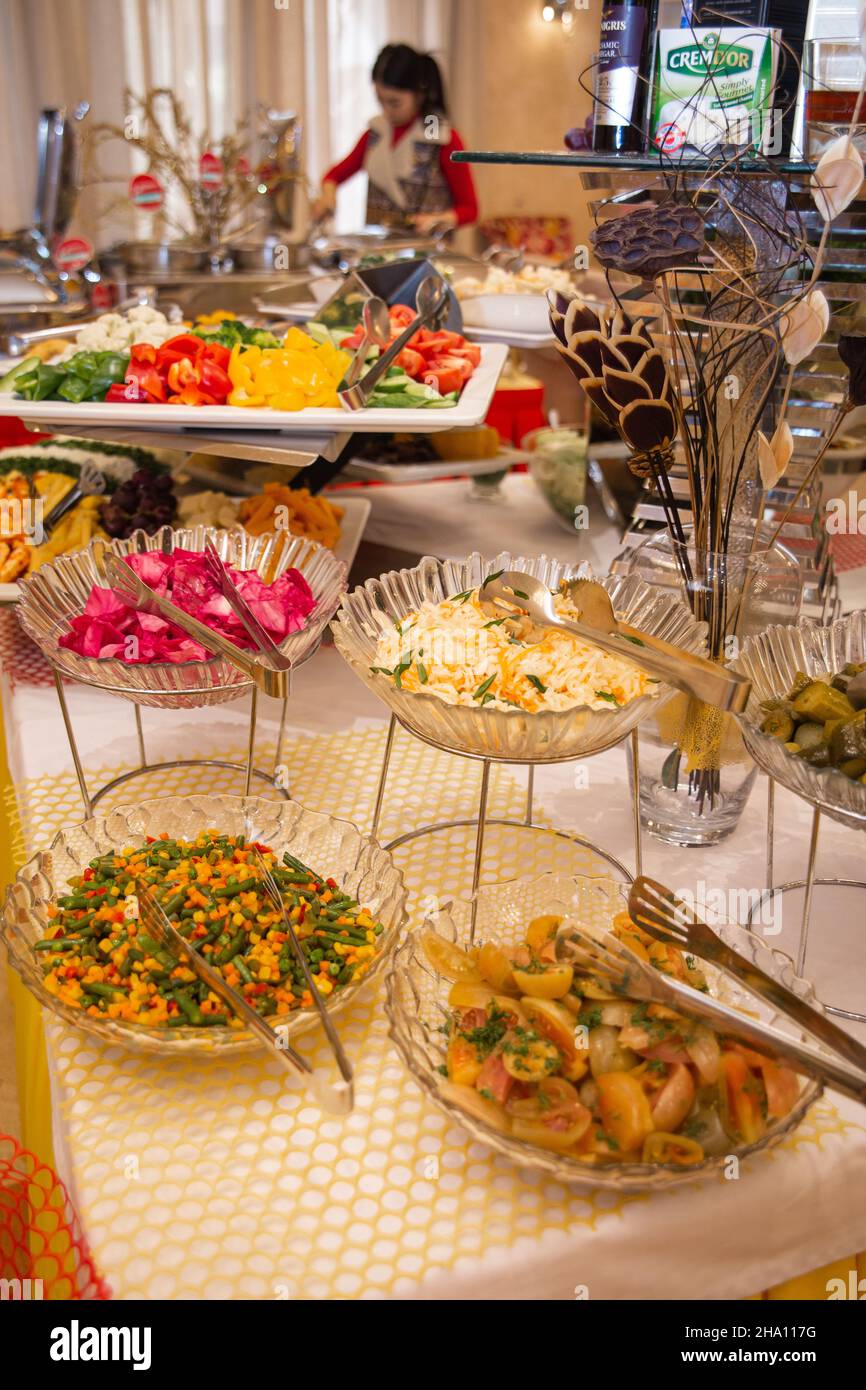 una grande selezione di insalate nel ristorante a buffet Foto Stock