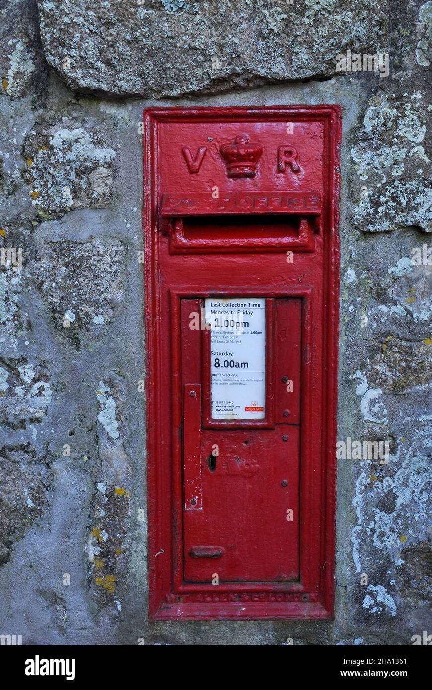 Una casella postale vittoriana posta in una parete di pietra di granito ancora in uso su St Marys, Isole di Scilly, Cornwall.UK Foto Stock