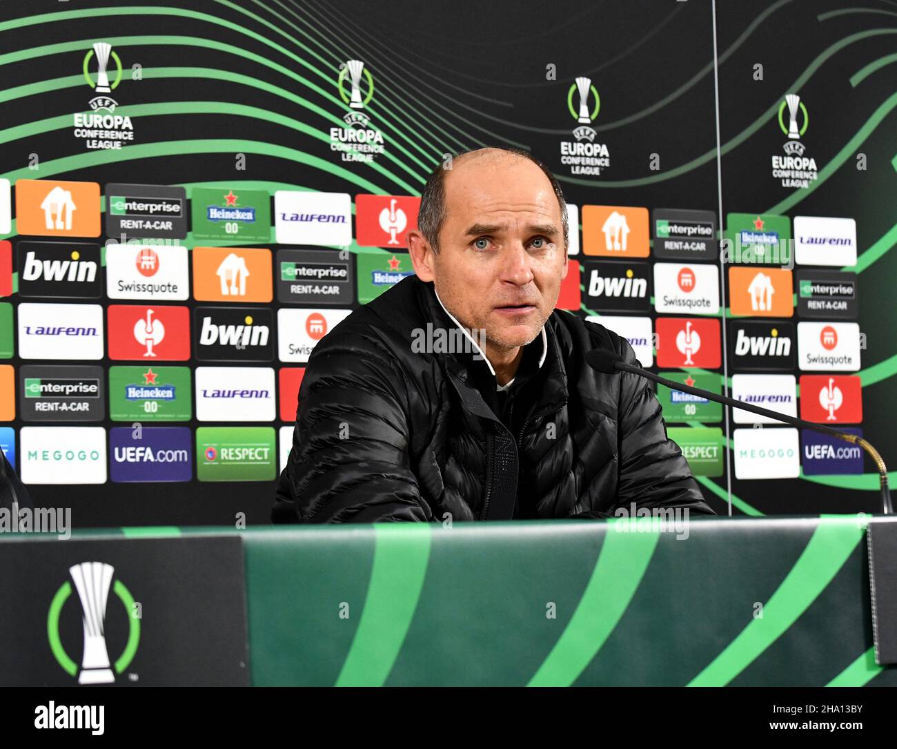 ZAPORIZHZHIA, UCRAINA - 9 DICEMBRE 2021 - allenatore capo del FC Zorya Luhansk Viktor Skrypnyk è raffigurato durante una conferenza stampa dopo un tiraggio del 1-1 con FK Bodo/Glimt nel 2021/2022 UEFA Europa Conference League Matchday 6 Group C game, Zaporizhzhia, Ucraina sudorientale. Foto Stock