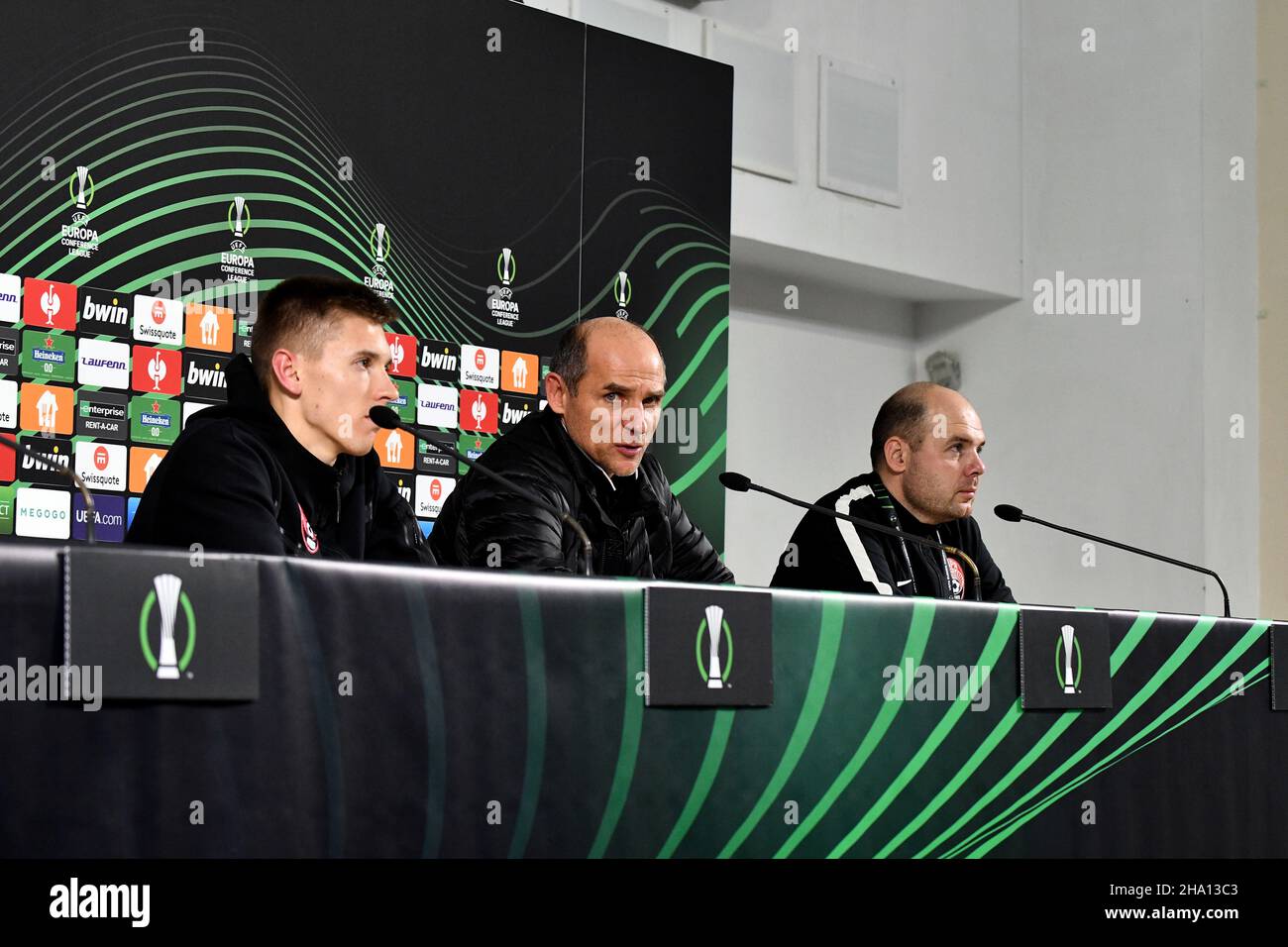 ZAPORIZHZHIA, UCRAINA - 9 DICEMBRE 2021 - Capo allenatore di FC Zorya Luhansk Viktor Skrypnyk (C) e centrocampista Yehor Nazaryna che ha segnato l'opener partecipa a una conferenza stampa dopo un tiraggio del 1-1 con FK Bodo/Glimt nel gioco 2021/2022 della UEFA Europa Conference League Matchday 6 Group C, Zaporthezia, Ucraina sud-orientale. Foto Stock