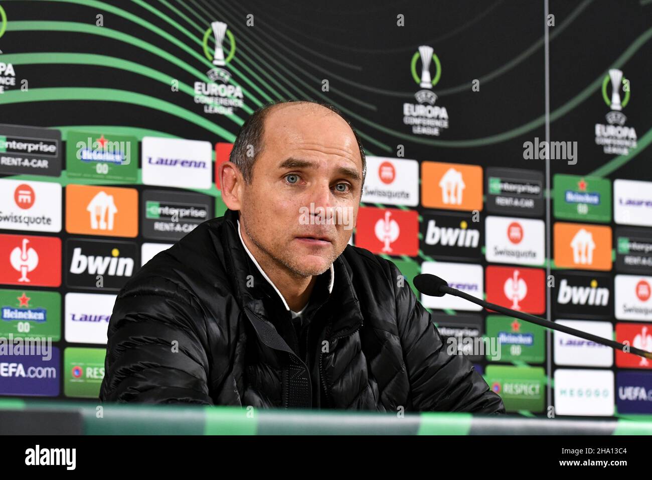ZAPORIZHZHIA, UCRAINA - 9 DICEMBRE 2021 - allenatore capo del FC Zorya Luhansk Viktor Skrypnyk è raffigurato durante una conferenza stampa dopo un tiraggio del 1-1 con FK Bodo/Glimt nel 2021/2022 UEFA Europa Conference League Matchday 6 Group C game, Zaporizhzhia, Ucraina sudorientale. Foto Stock