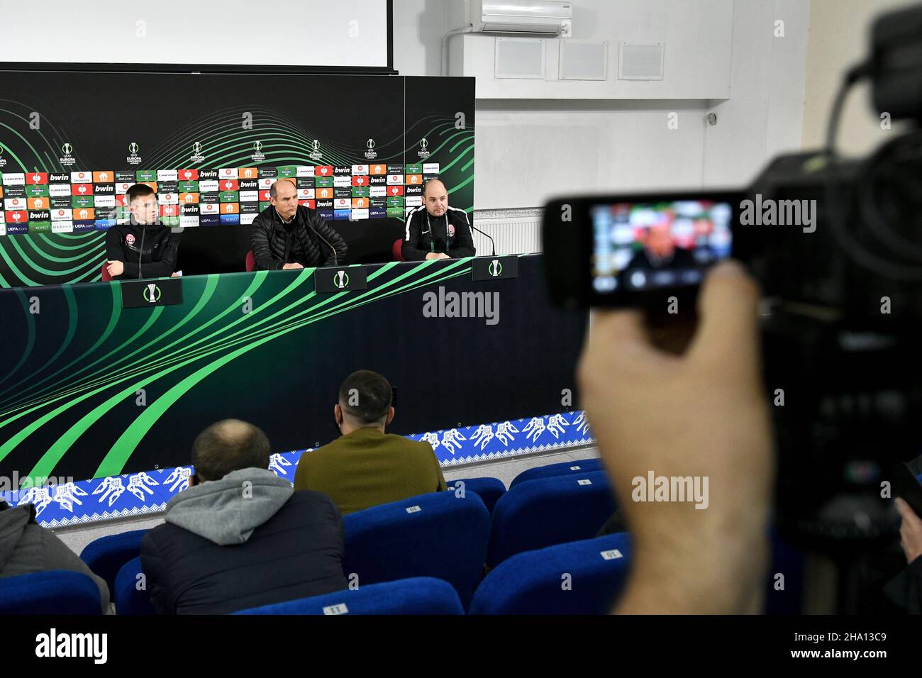 ZAPORIZHZHIA, UCRAINA - 9 DICEMBRE 2021 - Capo allenatore di FC Zorya Luhansk Viktor Skrypnyk (C) e centrocampista Yehor Nazaryna che ha segnato l'opener partecipa a una conferenza stampa dopo un tiraggio del 1-1 con FK Bodo/Glimt nel gioco 2021/2022 della UEFA Europa Conference League Matchday 6 Group C, Zaporthezia, Ucraina sud-orientale. Foto Stock